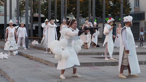 Performance en extérieur, costumes blancs