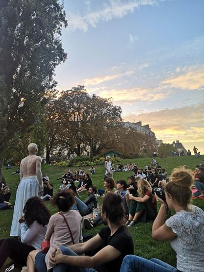 Représentation au coucher du soleil dans un parc